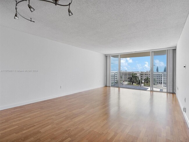 Building Photo - 18021 Biscayne Blvd