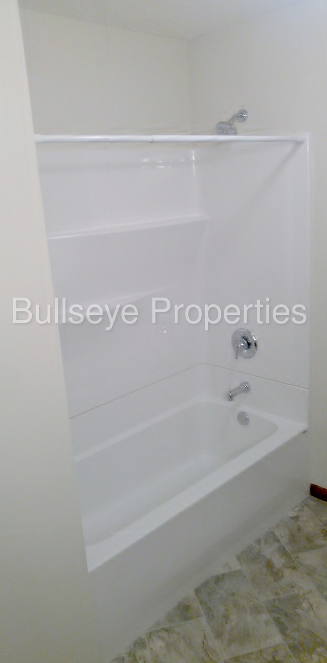 Building Photo - Excellent location!