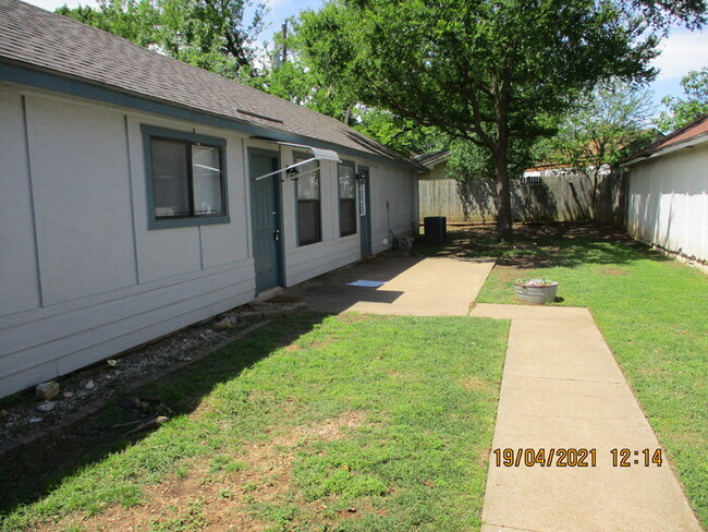 Building Photo - Three Bedroom Home in Pine Tree Estates