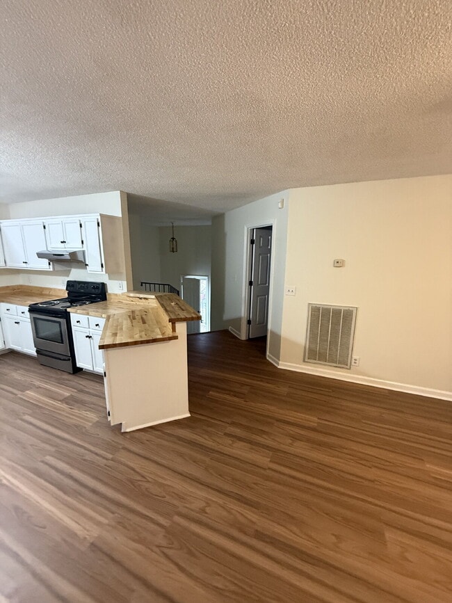 Building Photo - 821 Hillmore Dr