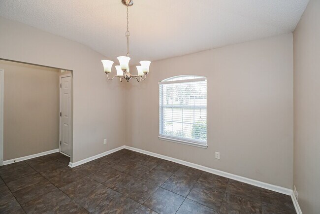 Foto del edificio - 557 Fallen Timbers Dr