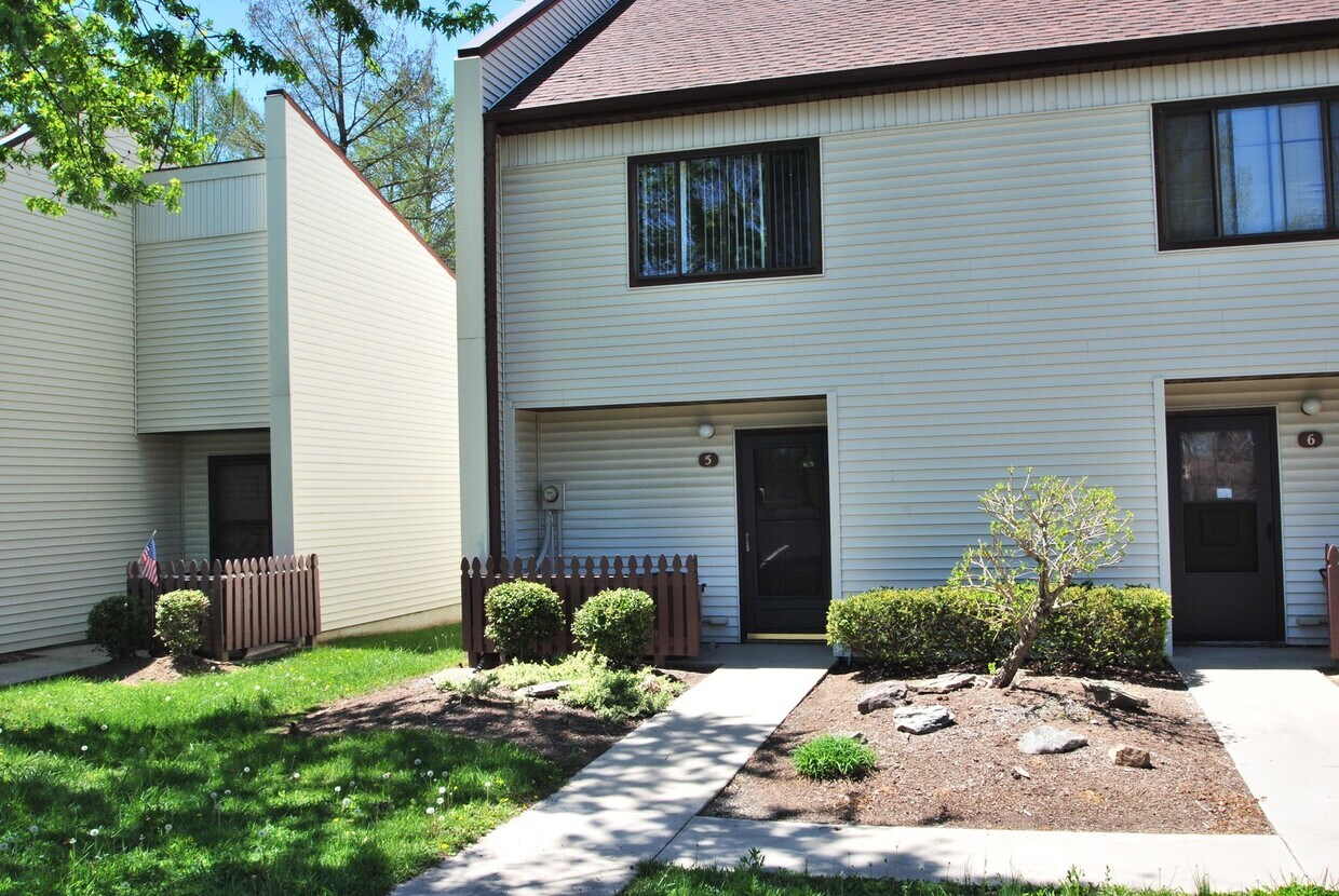 Primary Photo - Freshly updated condo in an excellent loca...
