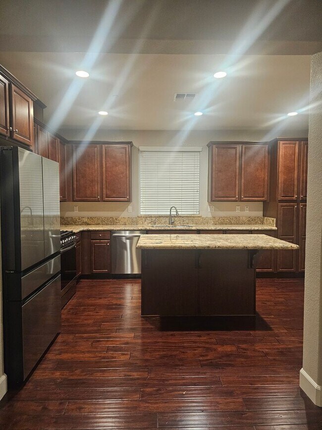 Foto del edificio - Beautiful 3 Bd 2 Bath home - Available NOW