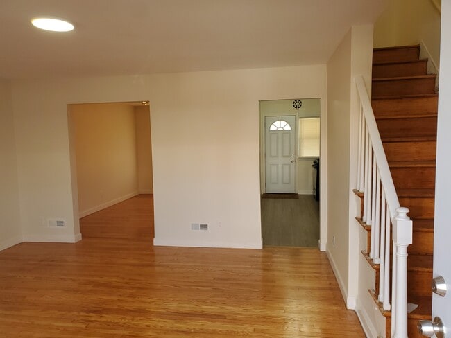 Building Photo - 2753 Pelham Ave