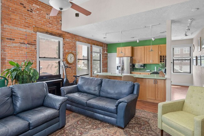 Foto del edificio - Awesome Downtown Moline Apartment Close to...