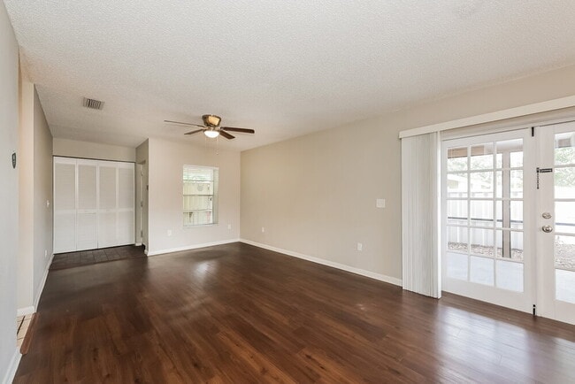 Building Photo - 6906 El Centro Ct