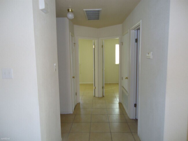 Building Photo - 4 br, 2 bath House - 102 Ryan cv