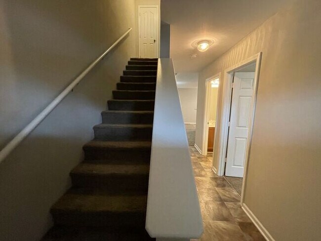 Foto del edificio - Spacious 4 bedroom, 2 full bath, 2 story t...