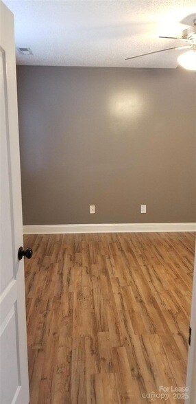 Foto del edificio - 853 Matthews School Rd