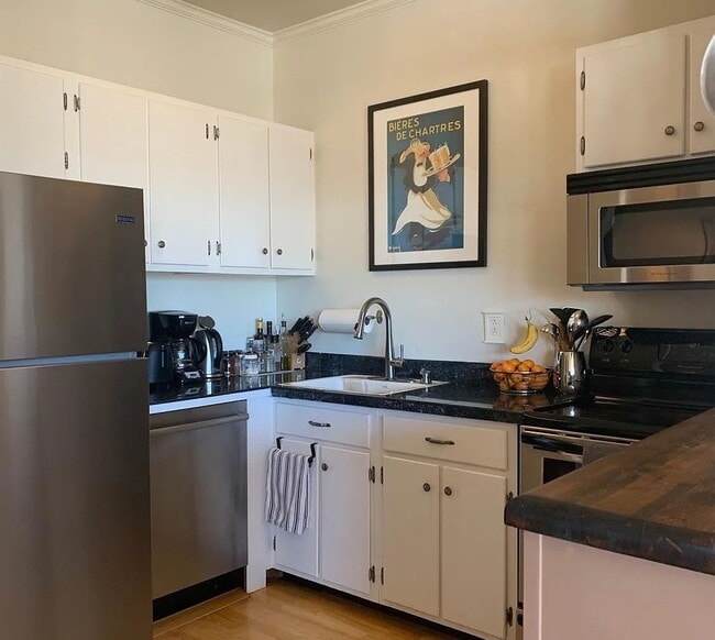 Building Photo - "Charming 1-Bedroom Haven in the Heart of San Francisco – 736 Sq Ft of Urban Comfort!"