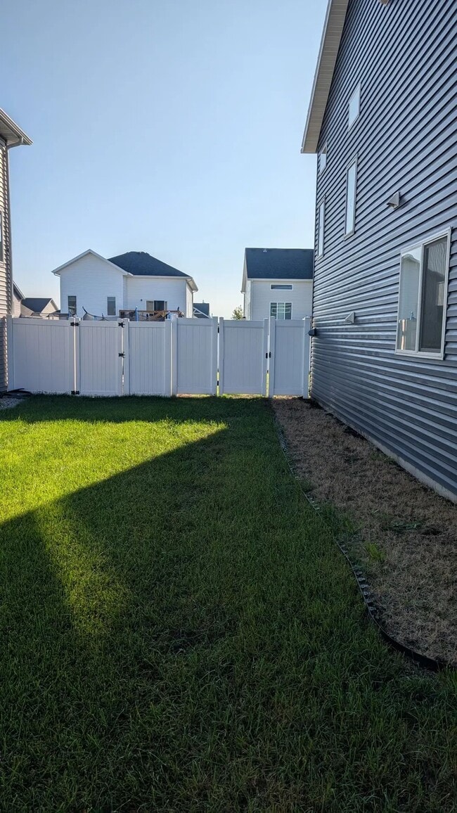 Foto del edificio - Furnished Queen Room with Closet & Private Bath