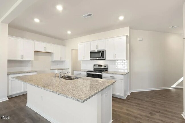 Foto del edificio - Room in House on Moore Crk Dr