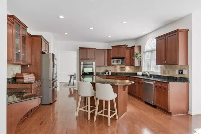 Building Photo - Executive 5BR / 4.5BA Rental In Bellevue