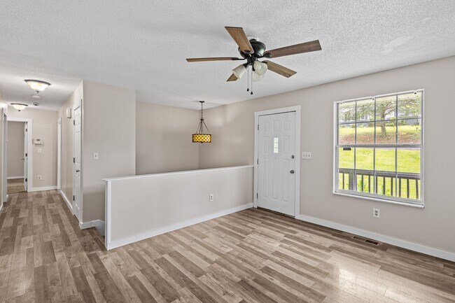 Building Photo - 3 Bedroom 3 Bath Home For Rent In Knoxvill...