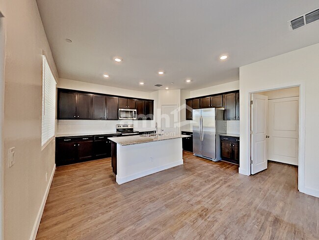 Foto del edificio - 5938 W Columbine Dr