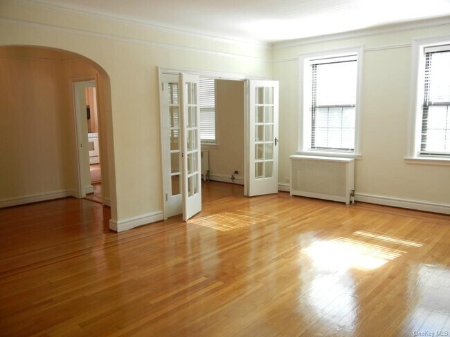 Building Photo - 14 N Chatsworth Ave