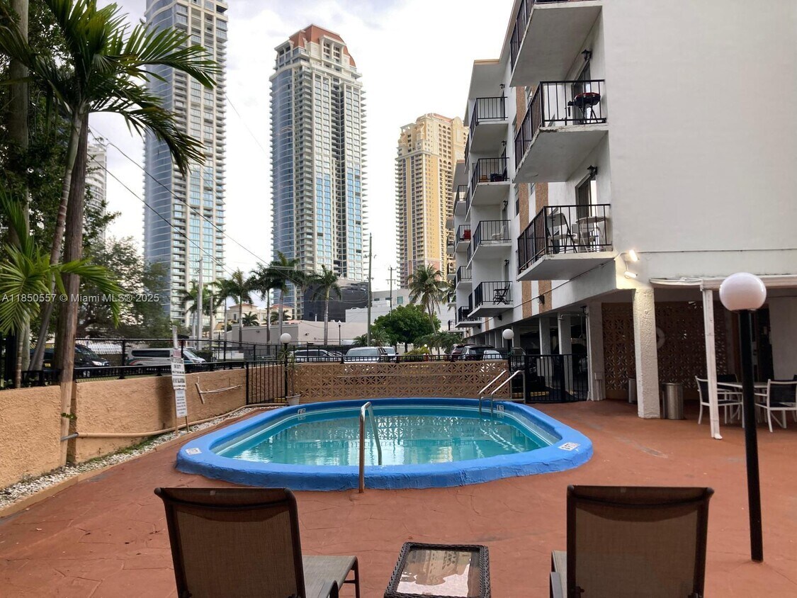 Foto principal - 18100 Atlantic Blvd