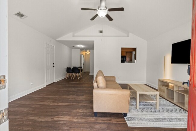 Building Photo - 16 Ristona Dr