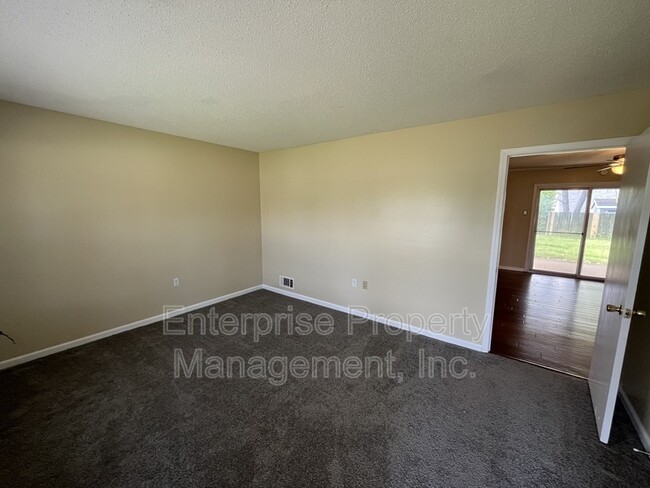 Foto del edificio - 6967 Dawnhill Rd