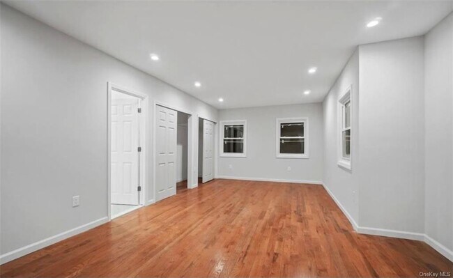 Building Photo - 1007 Adee Ave