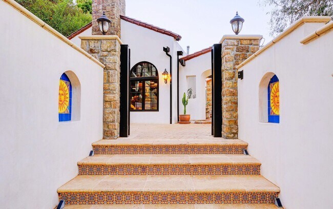 Foto del edificio - Fully Furnished Luxurious Spanish Mediterranean Villa in Hollywood Hills: 4-Bedroom, 2.5-Bath Ret...