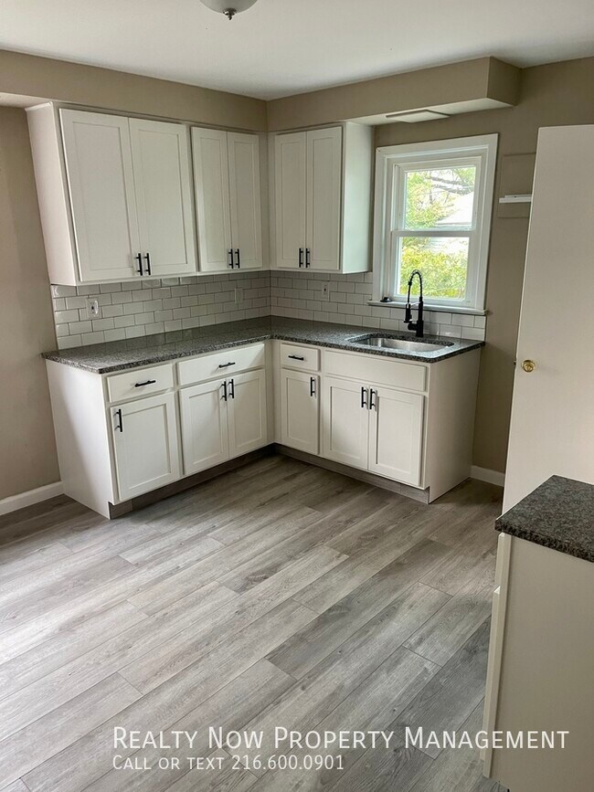 Building Photo - 4 bedroom / 1 bath single family home
