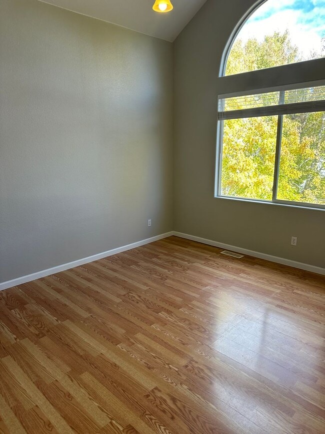 Building Photo - Clean, spacious, 2 bedroom, 2.5 bath townhome - near Buckley AFB!