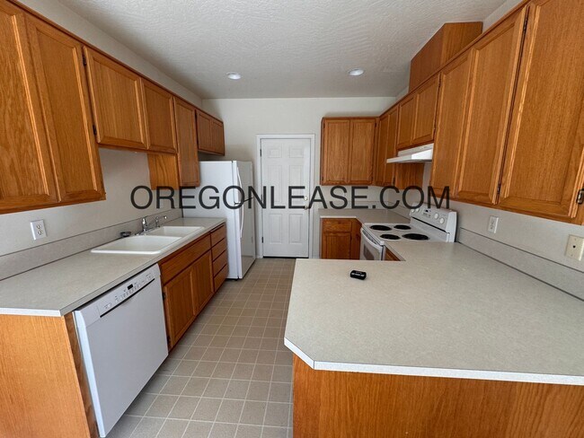 Foto del edificio - 3 bedroom North Eugene home with full size...
