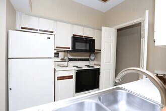 Building Photo - 15381 Cutten Rd