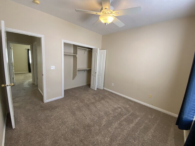 Building Photo - Welcome Home! Lovely 3 bed 2 bath home.