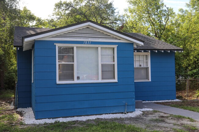Building Photo - 1831 Bennett St