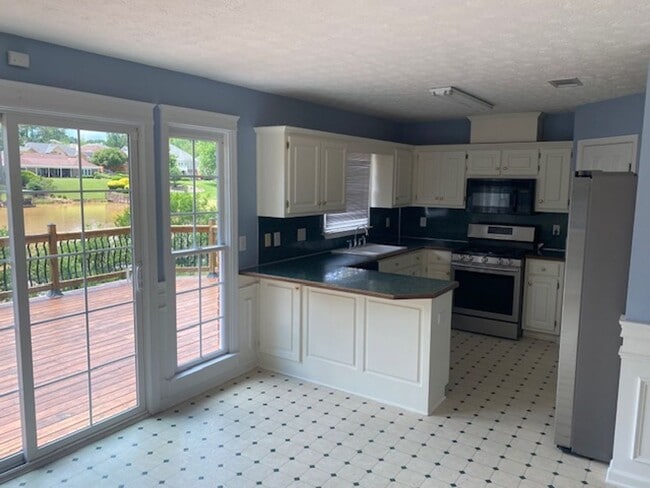 Building Photo - Lakefront family home