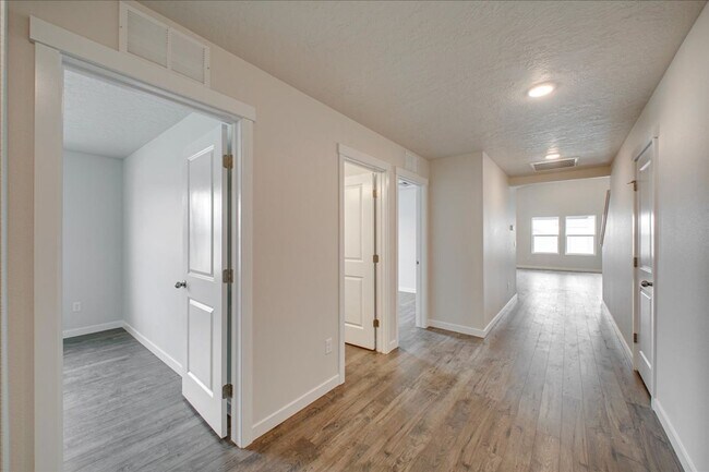 Building Photo - Beautiful 5 Bedroom Home in Nampa, Great Location!