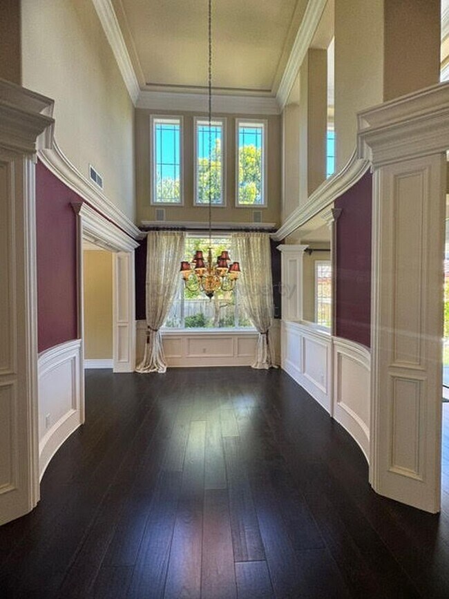 Foto del edificio - Spacious (5+bed/3bath) Family Home with Hu...