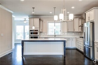 Building Photo - 827 Stone Ridge Ln NE