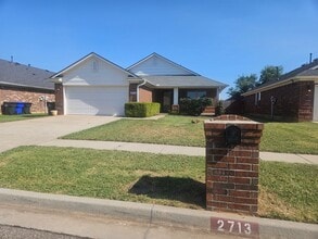 Building Photo - 2713 Edgemere Dr
