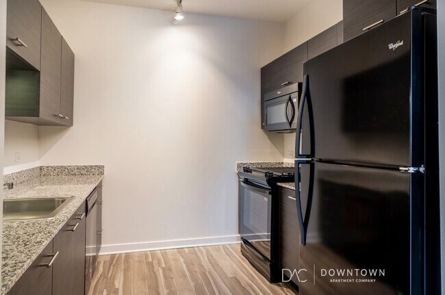 Building Photo - 742 N La Salle Dr