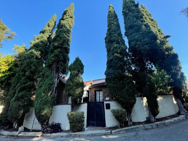 Exterior - 2076 Paramount Dr