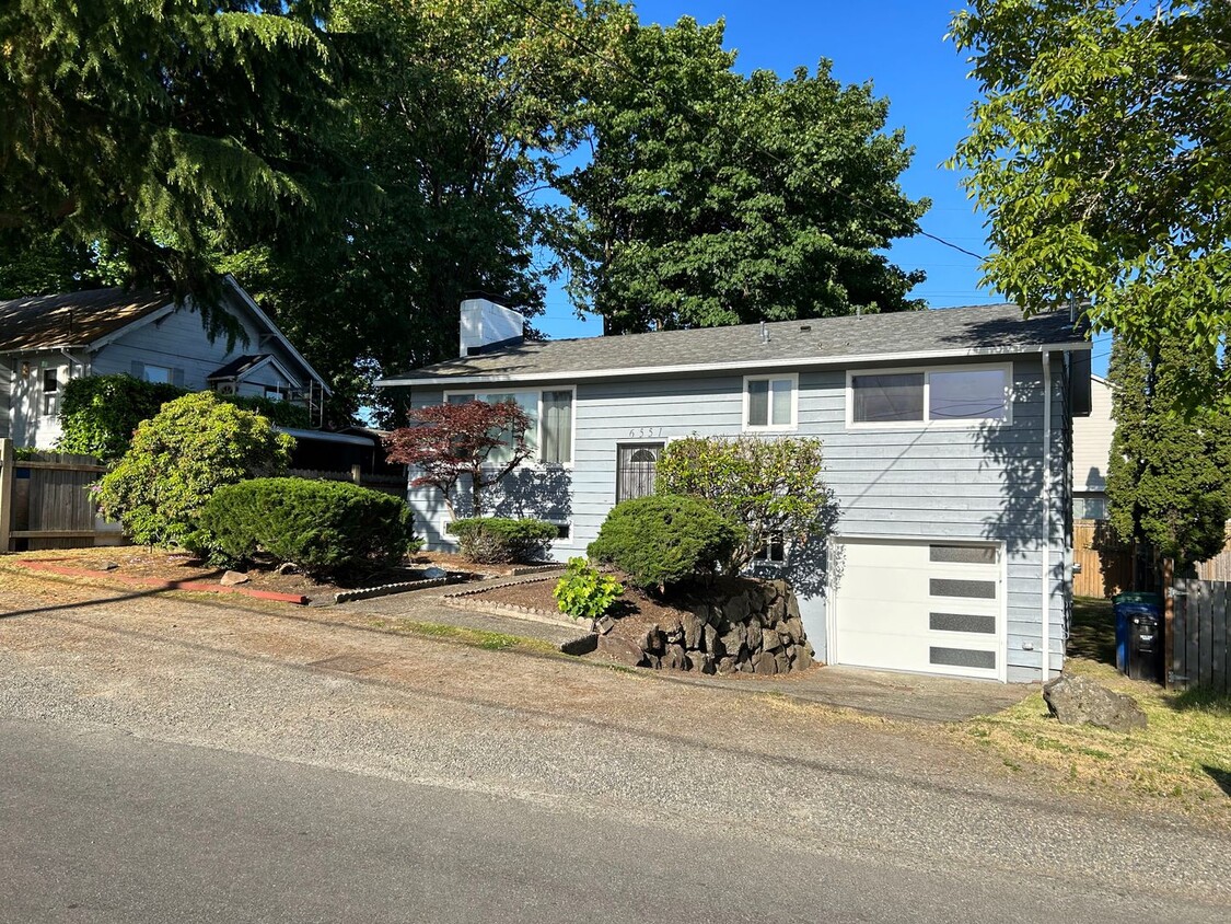 Primary Photo - Renovated 3B, 2.25 BA House with garage in...