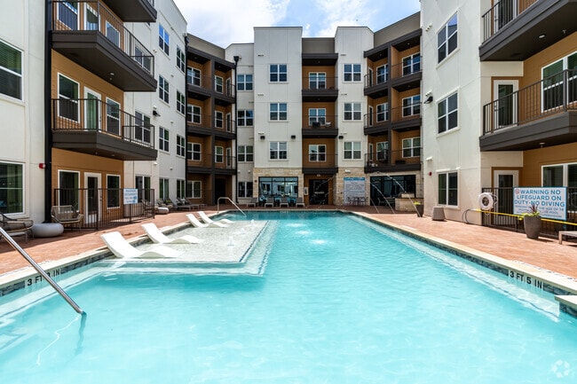 Resort-Style Pool & Sundeck - Park South