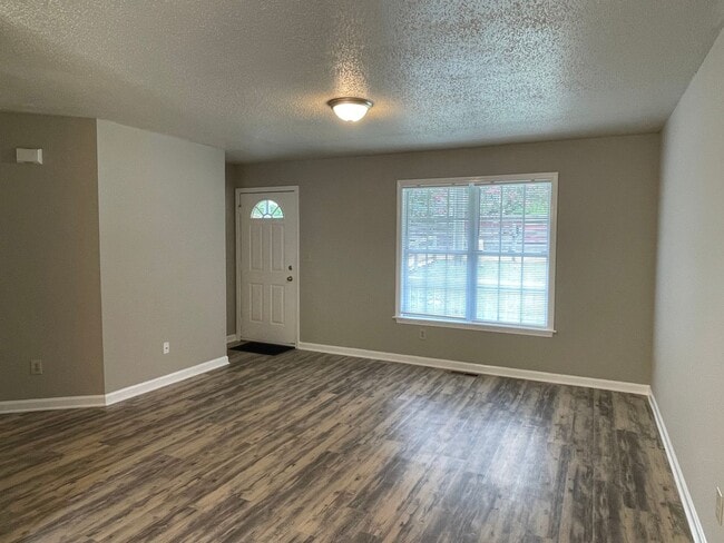 Building Photo - SW Updated Home - Wood Laminate Flooring, Front Porch & Deck!