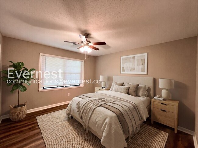 Building Photo - 4 Bed, 2 Bath Home with Garage / Pet-Friendly / Coming Soon!