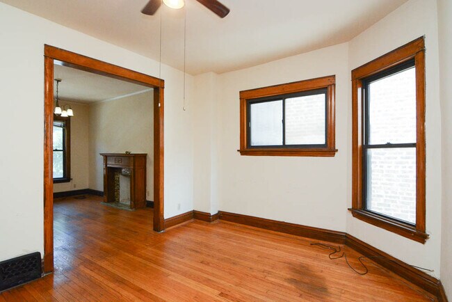 Foto del edificio - 3341 N Sheffield Ave