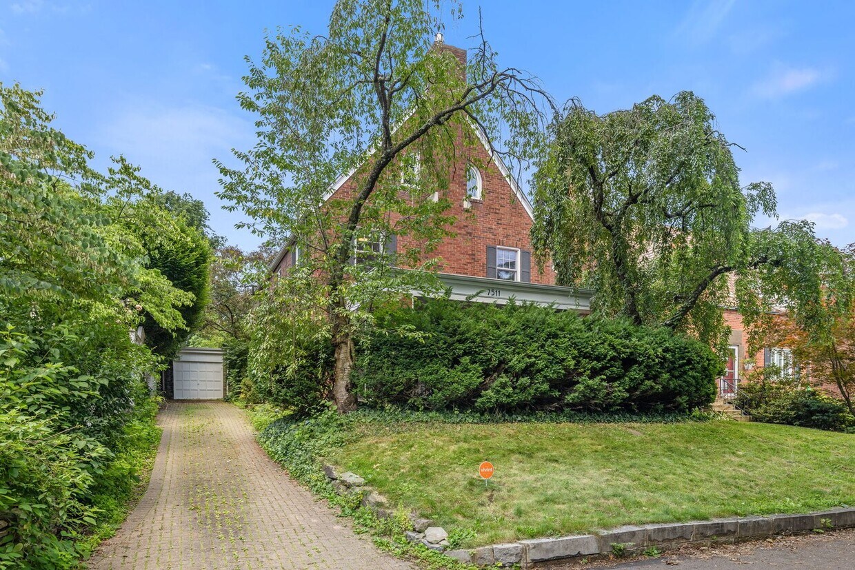 Primary Photo - *Beautifully Updated & Spacious 5BD/2.5BA ...