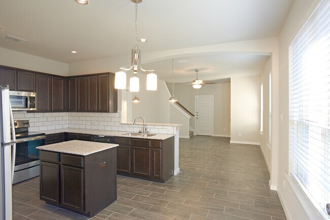 Foto del edificio - AVAILABLE NOW! BEAUTIFUL 3 BEDROOM TOWNHOM...