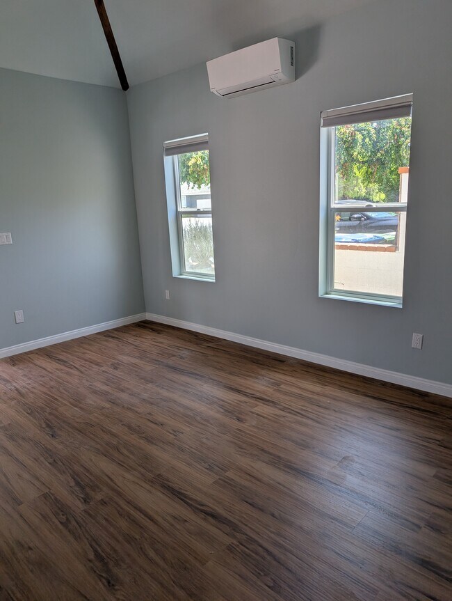Sala de estar luminosa - 6719 Rudnick Ave