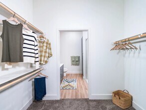 Building Photo - 641 W Crosstimbers St