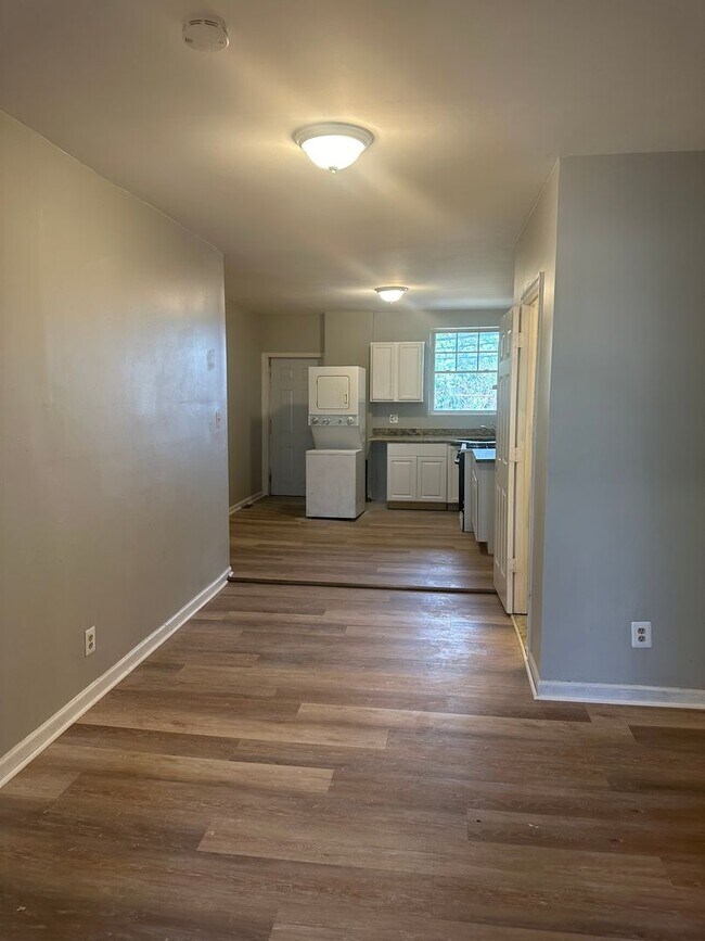 Building Photo - Newly Renovated! Spacious Rooms! W/D! Avai...