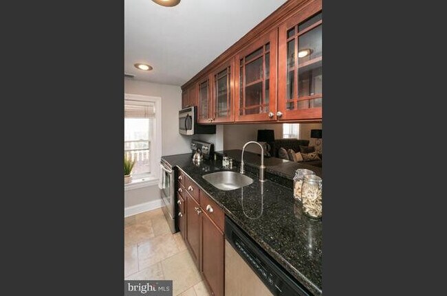Building Photo - Sunny 1BR w/ HW Floors, W/D, Fireplace, D/...