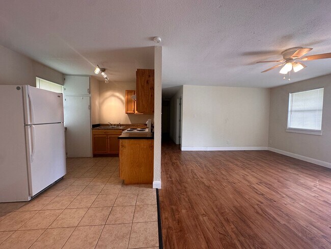 Foto del edificio - 2 bedroom 1 bath Duplex | Full Size Laundry Connections | Wood Floors